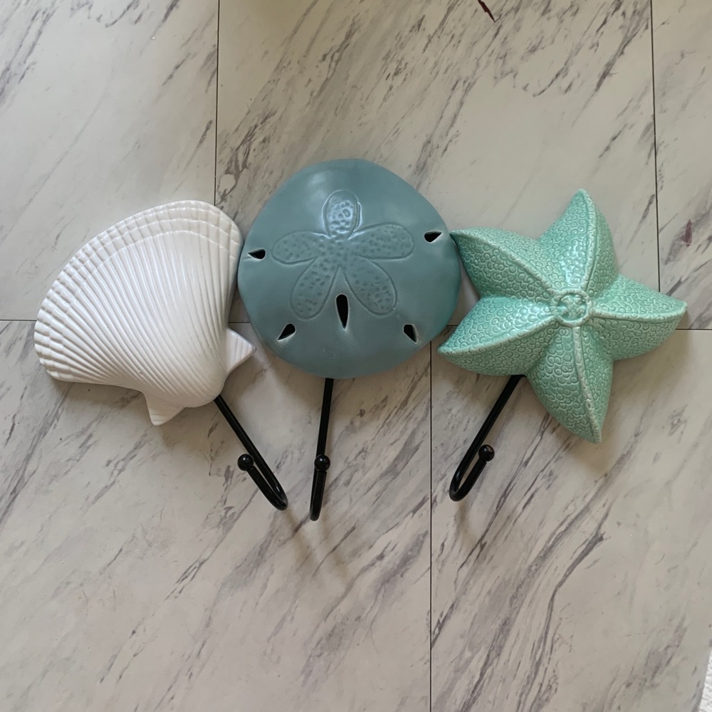 Set of three sea shell towel hooks